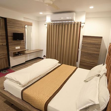 Hotel Shertown Ahmedabad Buitenkant foto