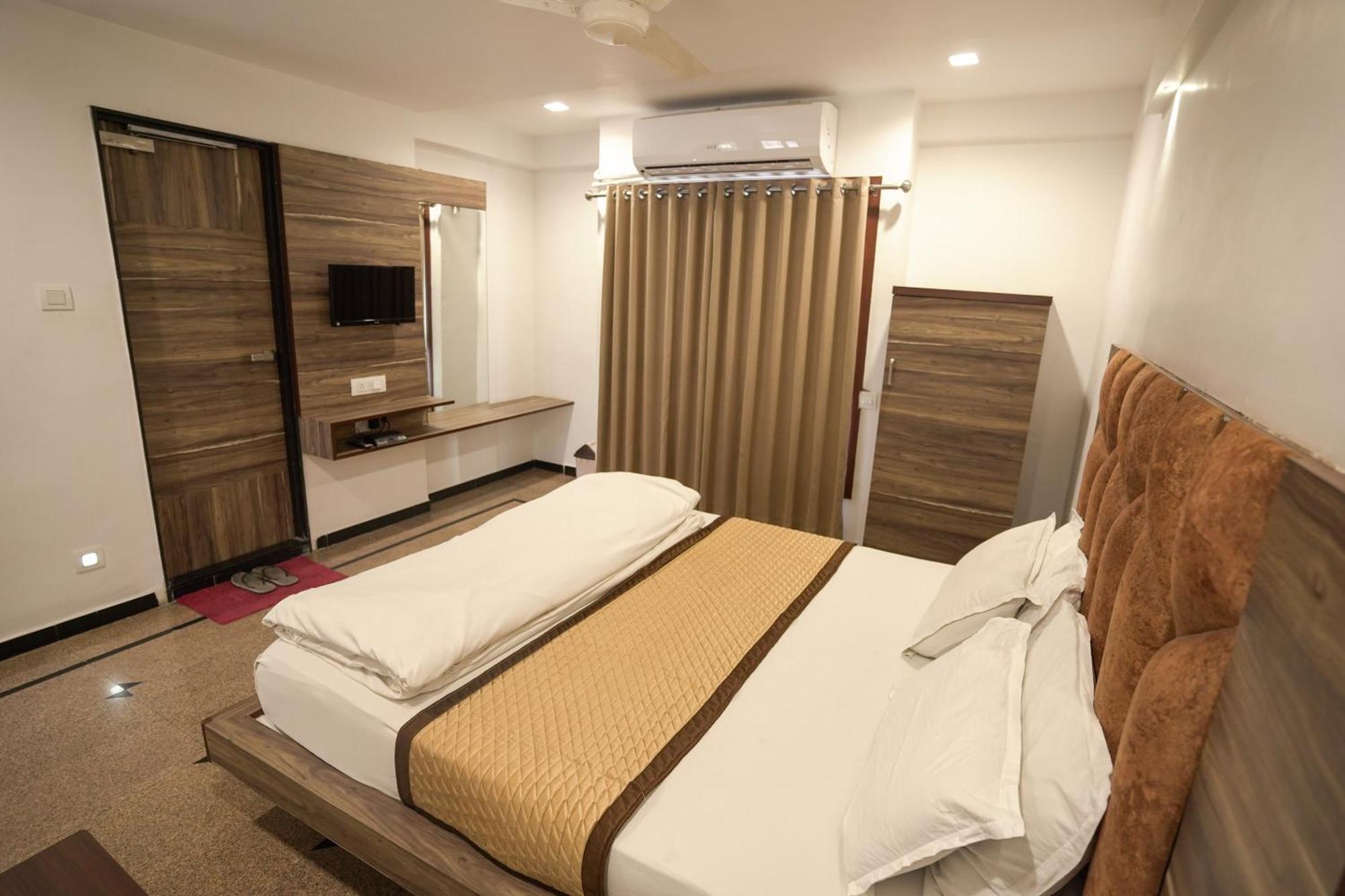 Hotel Shertown Ahmedabad Buitenkant foto