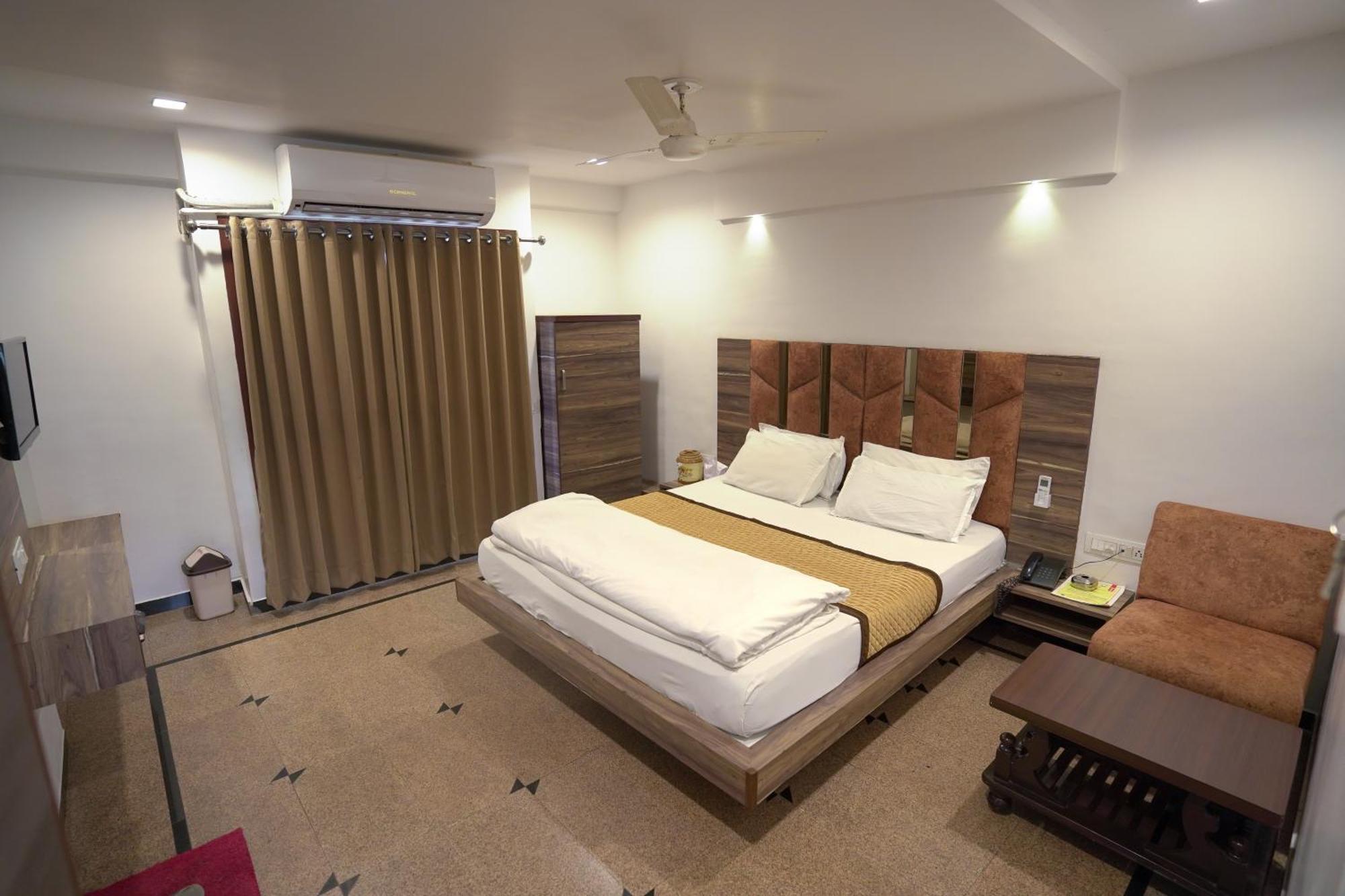 Hotel Shertown Ahmedabad Buitenkant foto
