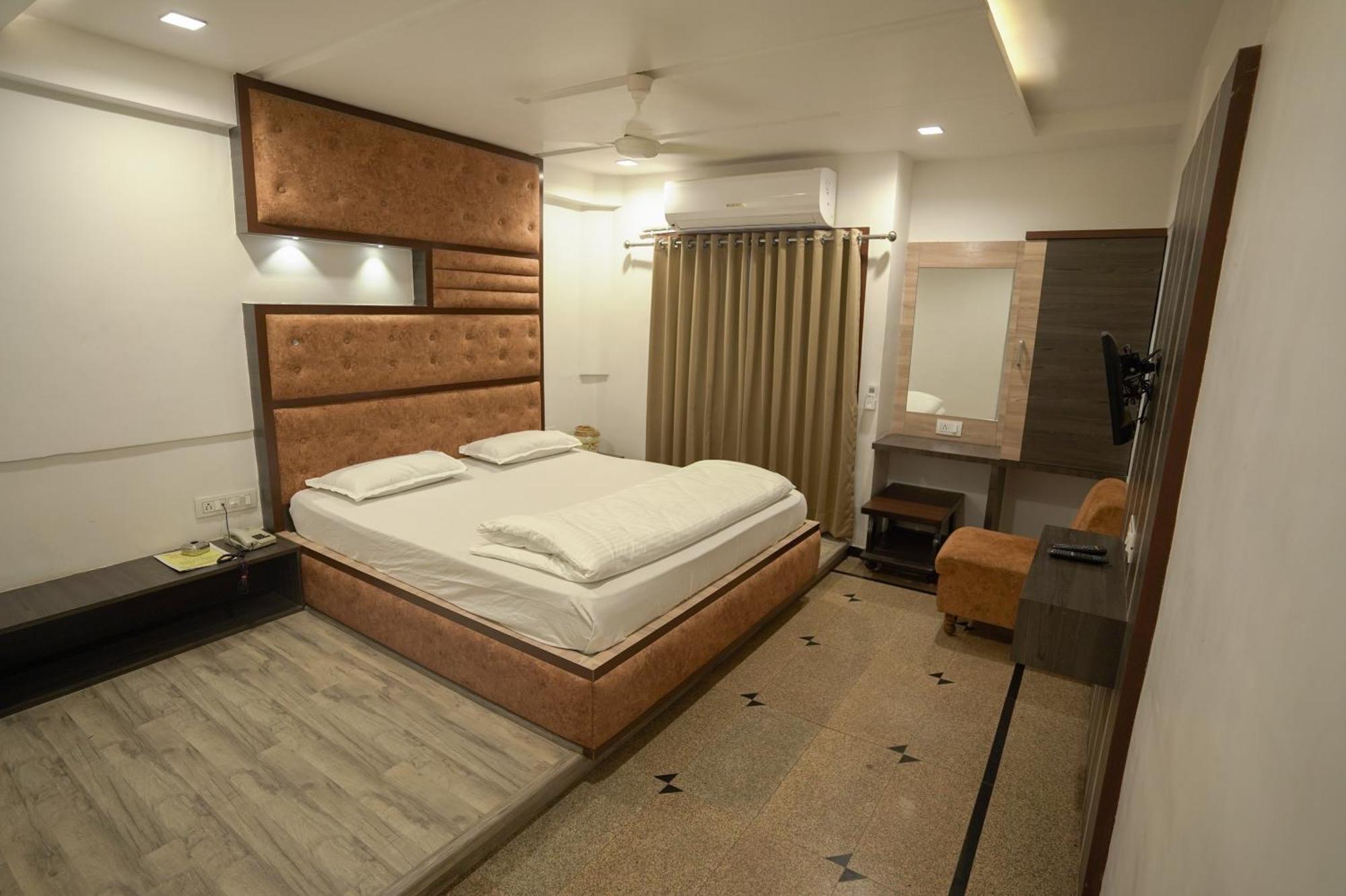 Hotel Shertown Ahmedabad Buitenkant foto