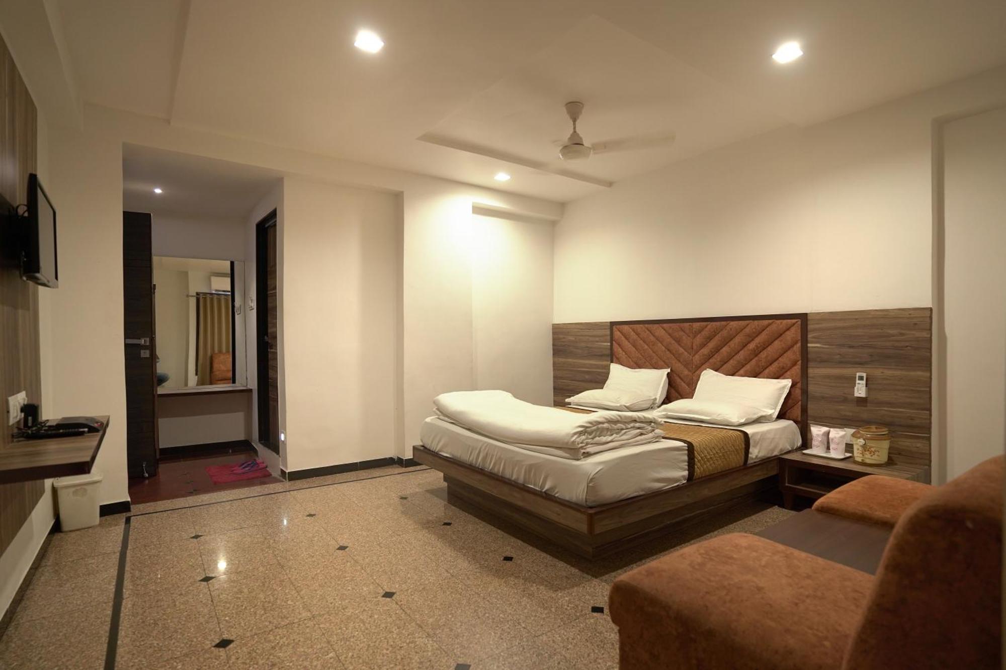 Hotel Shertown Ahmedabad Buitenkant foto