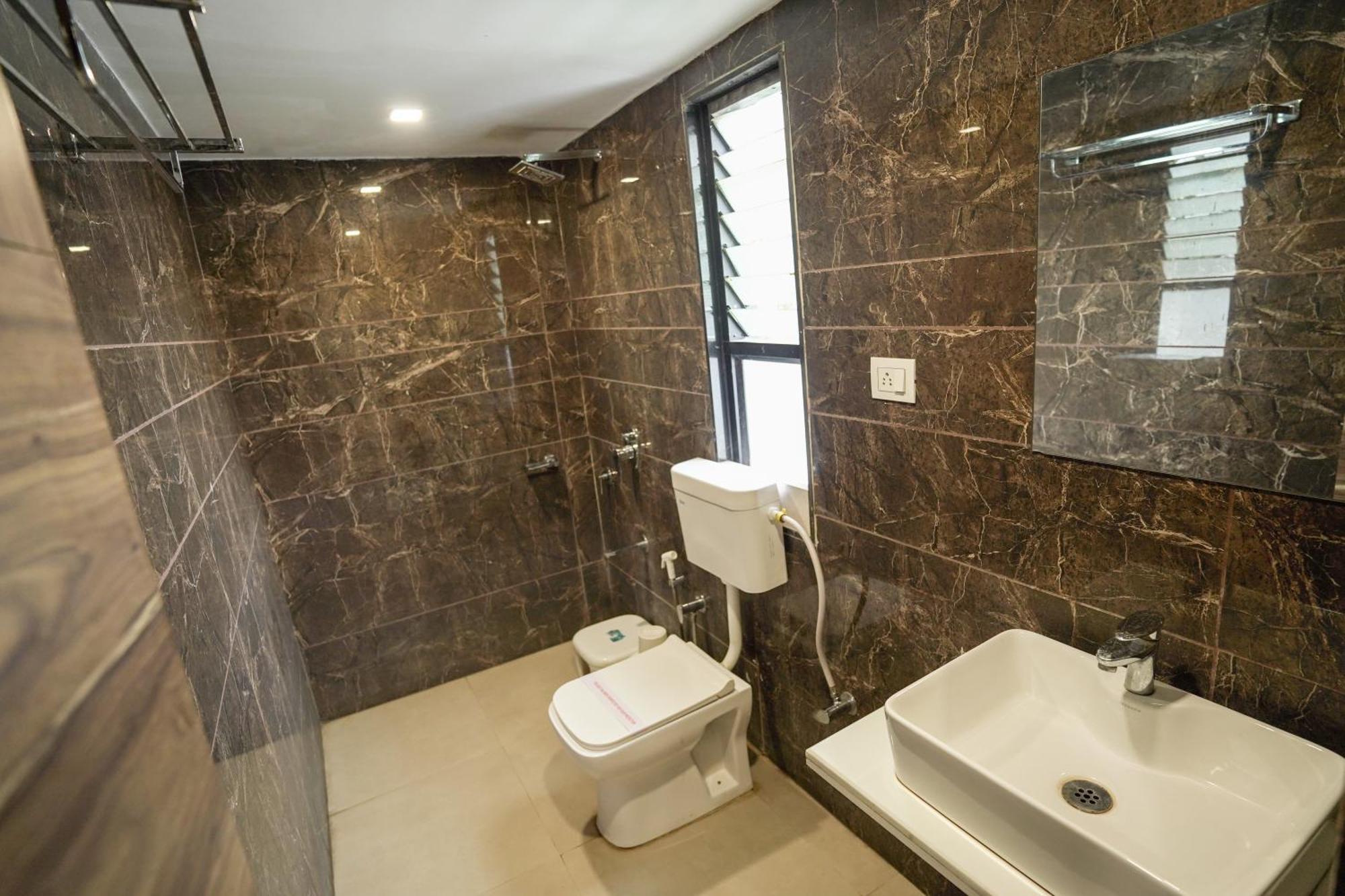 Hotel Shertown Ahmedabad Buitenkant foto