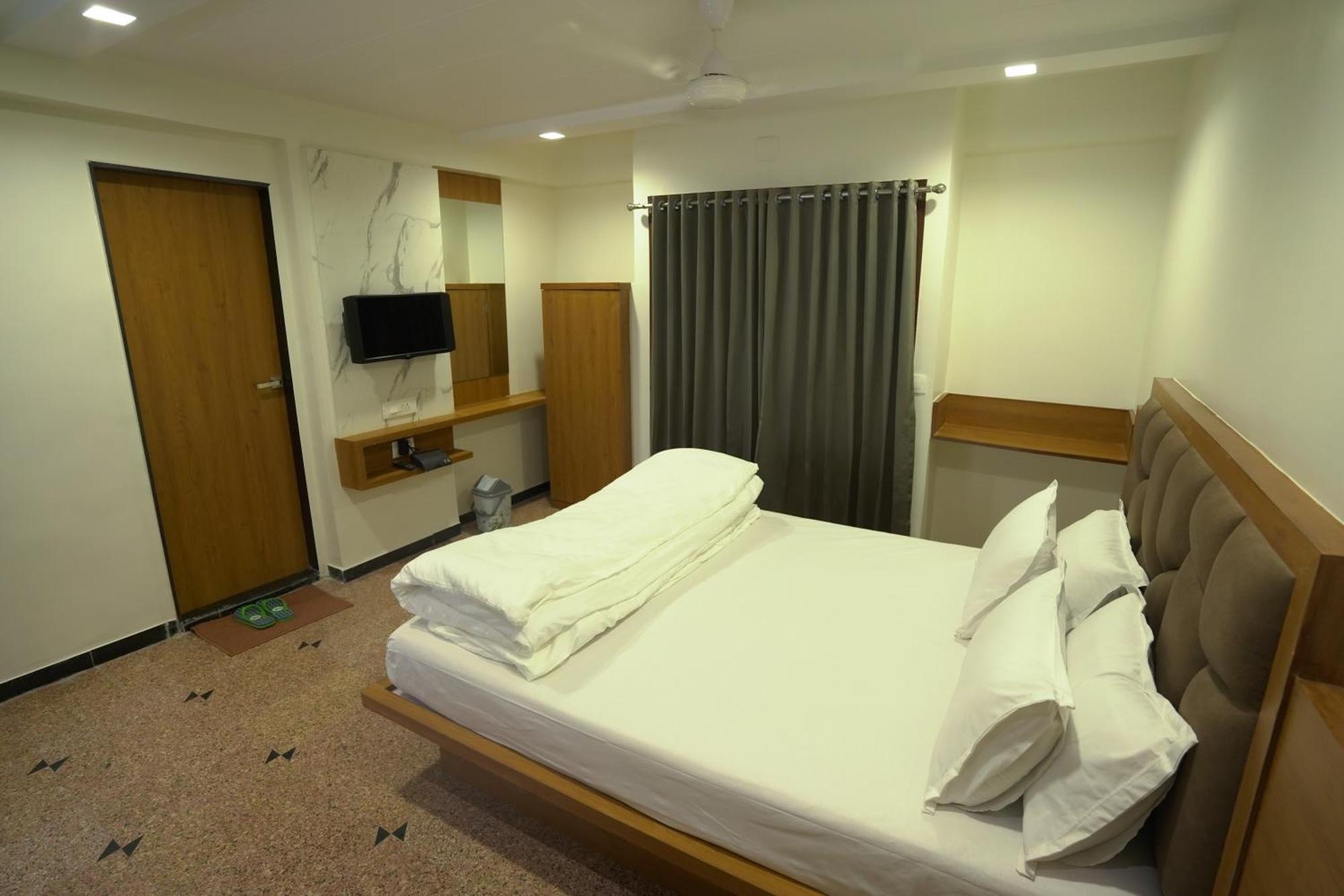 Hotel Shertown Ahmedabad Buitenkant foto