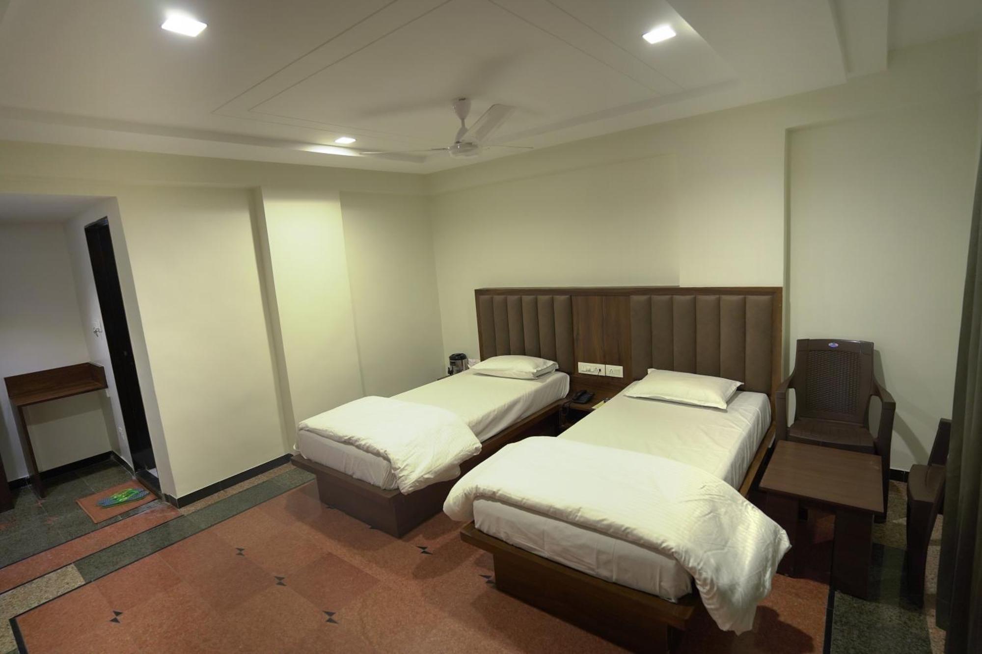 Hotel Shertown Ahmedabad Buitenkant foto
