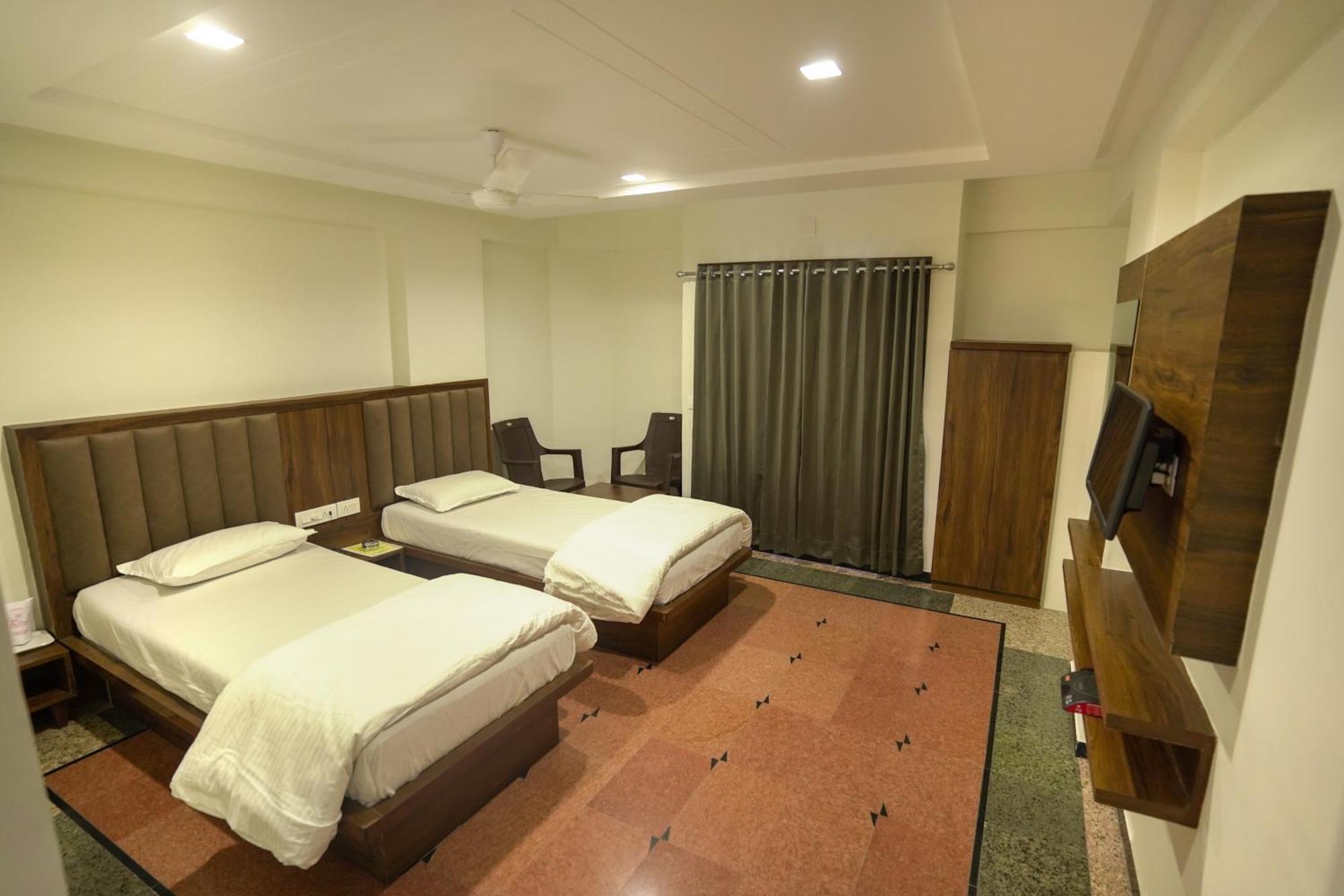 Hotel Shertown Ahmedabad Buitenkant foto