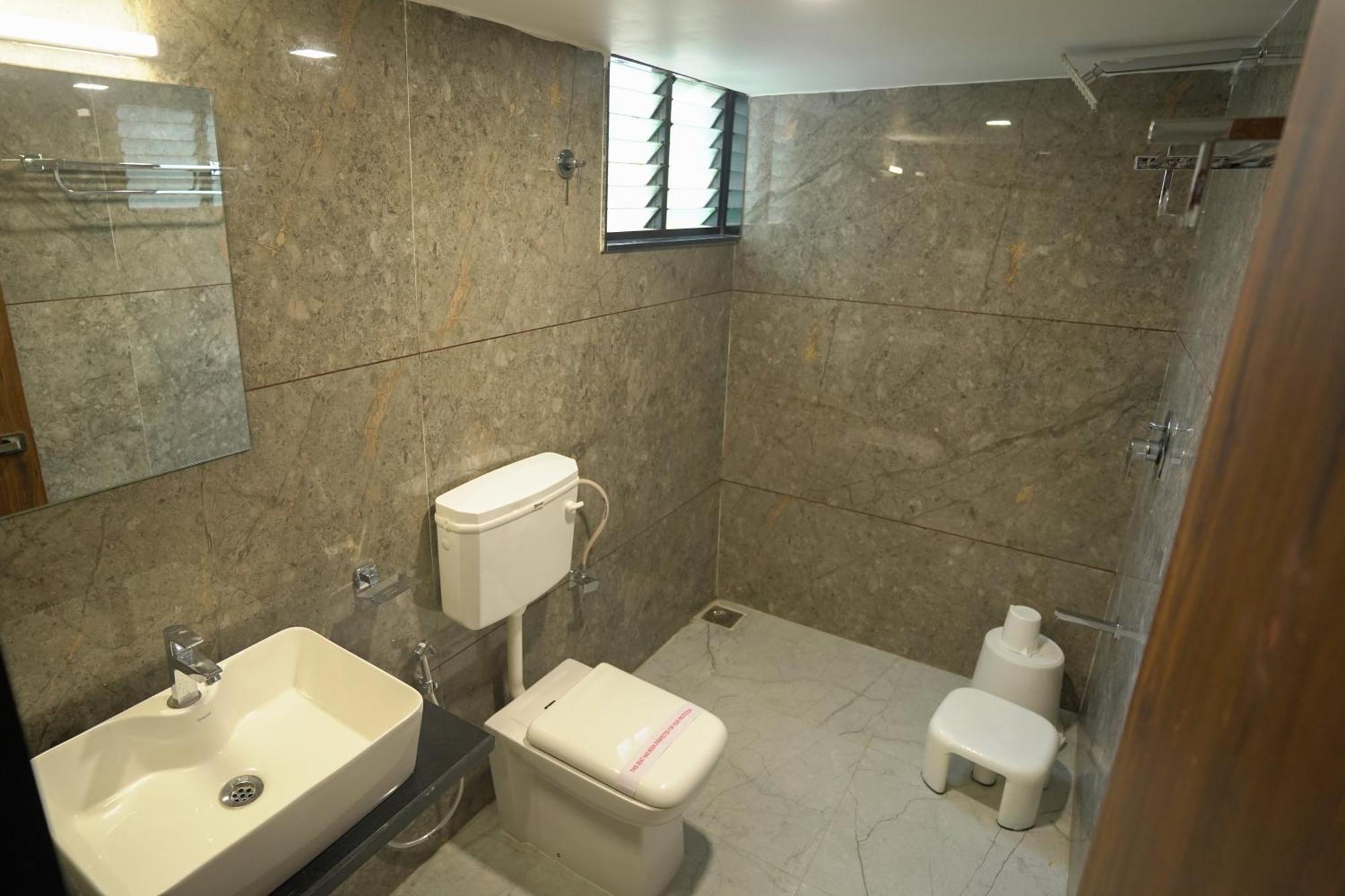 Hotel Shertown Ahmedabad Buitenkant foto