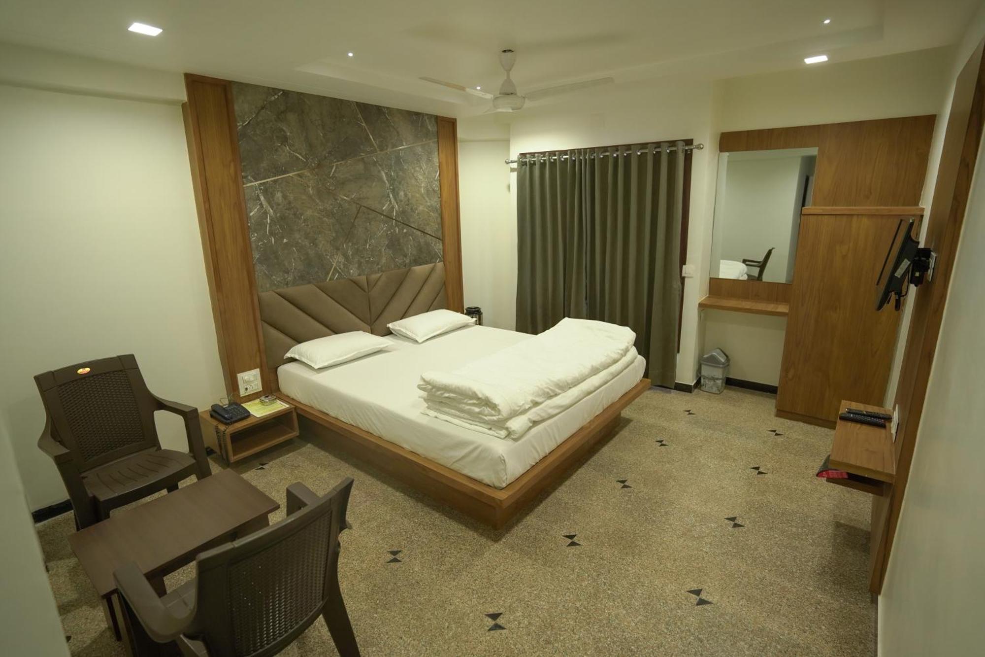 Hotel Shertown Ahmedabad Buitenkant foto